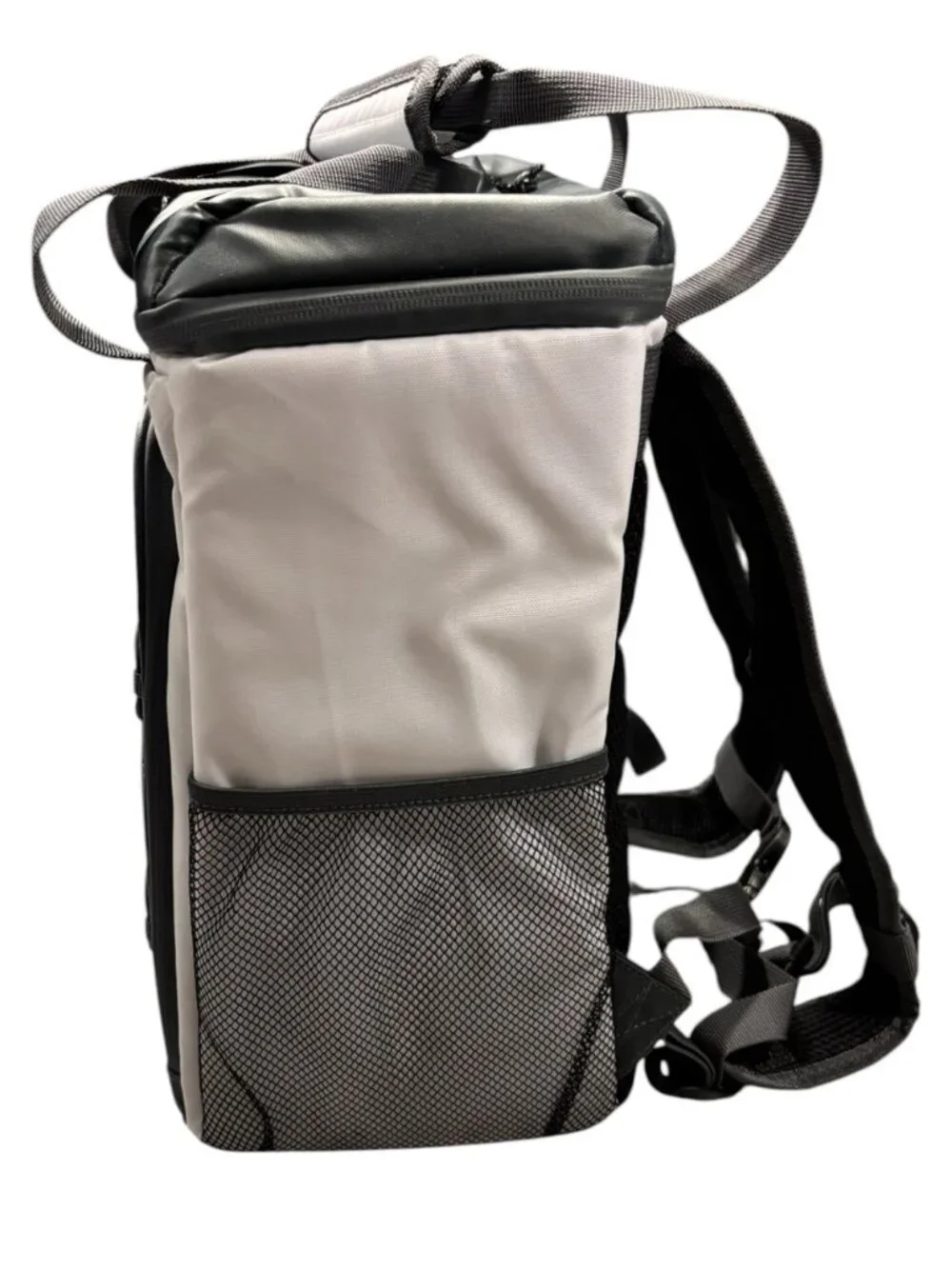 NWT Igloo Marine MaxCold 28 Can Backpack Cooler Soft Insulated White and Grey